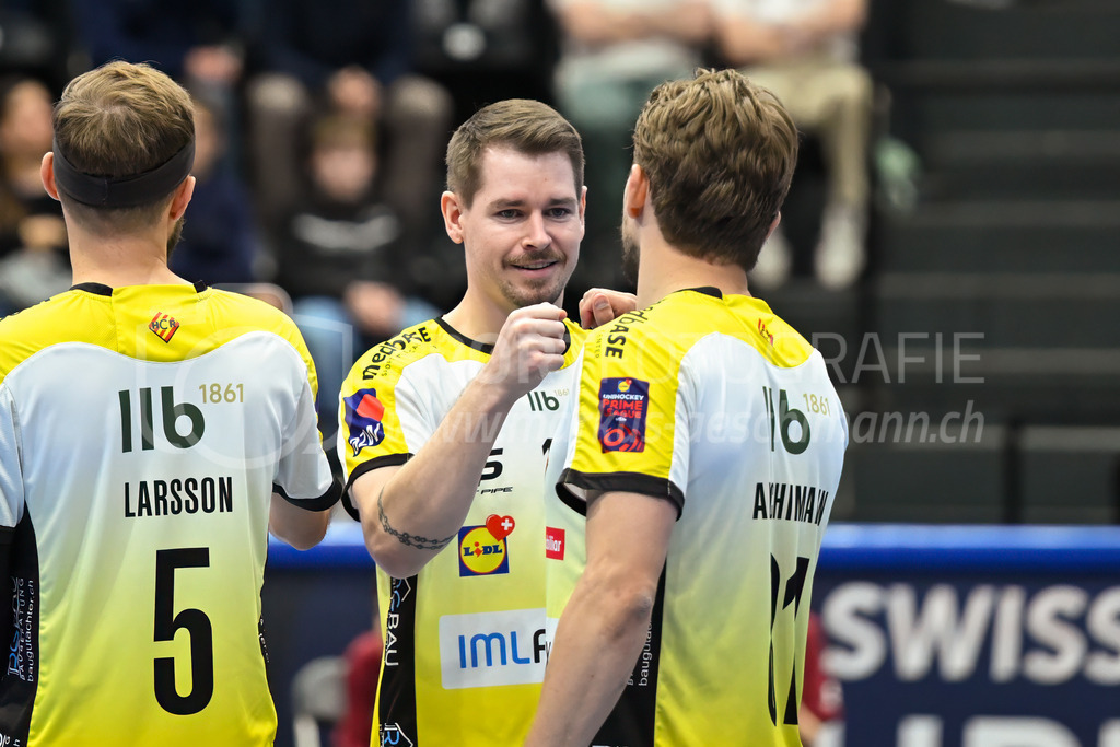 Zug United - HC Rychenberg - 25. April 2026 | Starting Six mit Johan Larsson (#5 HC Rychenberg Winterthur), Claudio Mutter (#13 HC Rychenberg Winterthur) und Tim Aeschimann (#81 HC Rychenberg Winterthur) am L-UPL Superfinal-Spiel zwischen Zug United und HC Rychenberg am 25. April 2026 in der BCF Arena, Fribourg, Schweiz.Bild: Sportfotografie Markus Aeschimann | www.markus-aeschimann.ch - Realisiert mit Pictrs.com