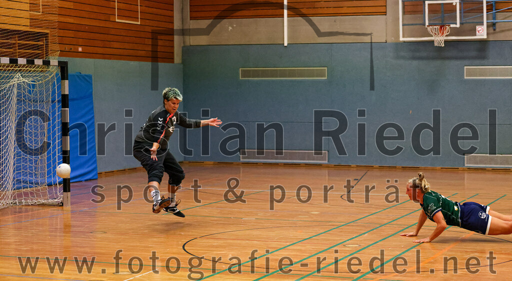 2023-09-16_116_TSV_Vaterstetten_gegen_SV_Muenchen_Laim | Baldham, Deutschland, 16.09.2023:
Handball, Bayernliga Frauen Staffel Süd 2023 / 2024, 1. Spieltag, TSV Vaterstetten gegen SV München Laim, Endergebnis: 23:34

Torfrau Maria Obermeier (TSV Vaterstetten, #23), Sophie Heringer (SV München Laim, #7)

Foto: Christian Riedel / fotografie-riedel.net