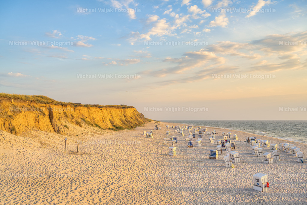 Rotes Kliff auf Sylt | Die Abendsonne taucht das Rote Kliff bei Kampen auf Sylt in ein orangefarbenes Licht. Es diente aufgrund seiner Einzigartigkeit schon früher den Seefahrern als Orientierung und ist heute eines der Wahrzeichen der Insel Sylt.  - Realisiert mit Pictrs.com