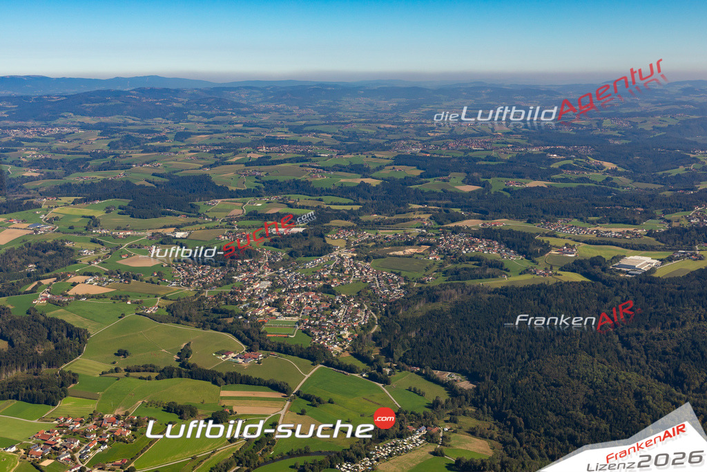 Das Luftbild der Stadt Tiefenbach wurde 2021 vom Flugzeug heraus erstellt (keine Drohne) Aufnahmehöhe ca.450 Meter- hohe Bildauflösung und Druck-Qualität garantiert!