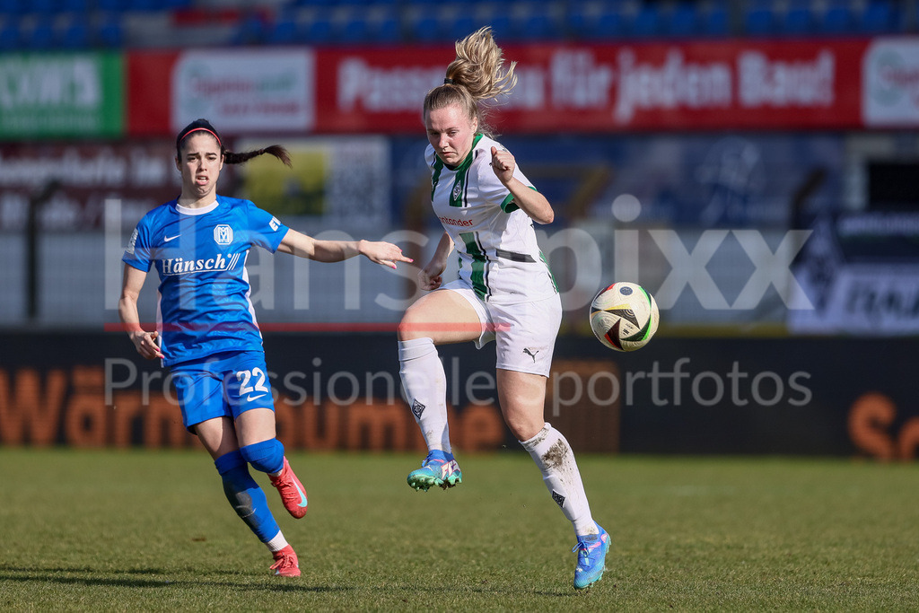 Fussball, 2. Frauen-Bundesliga, SV Meppen - Borussia Mönchengladbach | v.li.: Virag Nagy (SV Meppen, 22) und Sam Drissen (Borussia Mönchengladbach, 15) im Zweikampf, Duell, Dynamik, Aktion, Action, Spielszene, DIE DFB-RICHTLINIEN UNTERSAGEN JEGLICHE NUTZUNG VON FOTOS ALS SEQUENZBILDER UND/ODER VIDEOÄHNLICHE FOTOSTRECKEN. DFB REGULATIONS PROHIBIT ANY USE OF PHOTOGRAPHS AS IMAGE SEQUENCES AND/OR QUASI-VIDEO.
