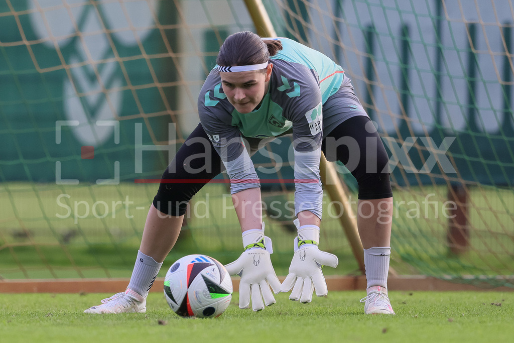 Fussball, Google Pixel Frauen-Bundesliga, Training SV Werder Bremen | v.li.: Johanna Wende (Torhüterin, Torwart, SV Werder Bremen, 25) bei einer Trainingsübung