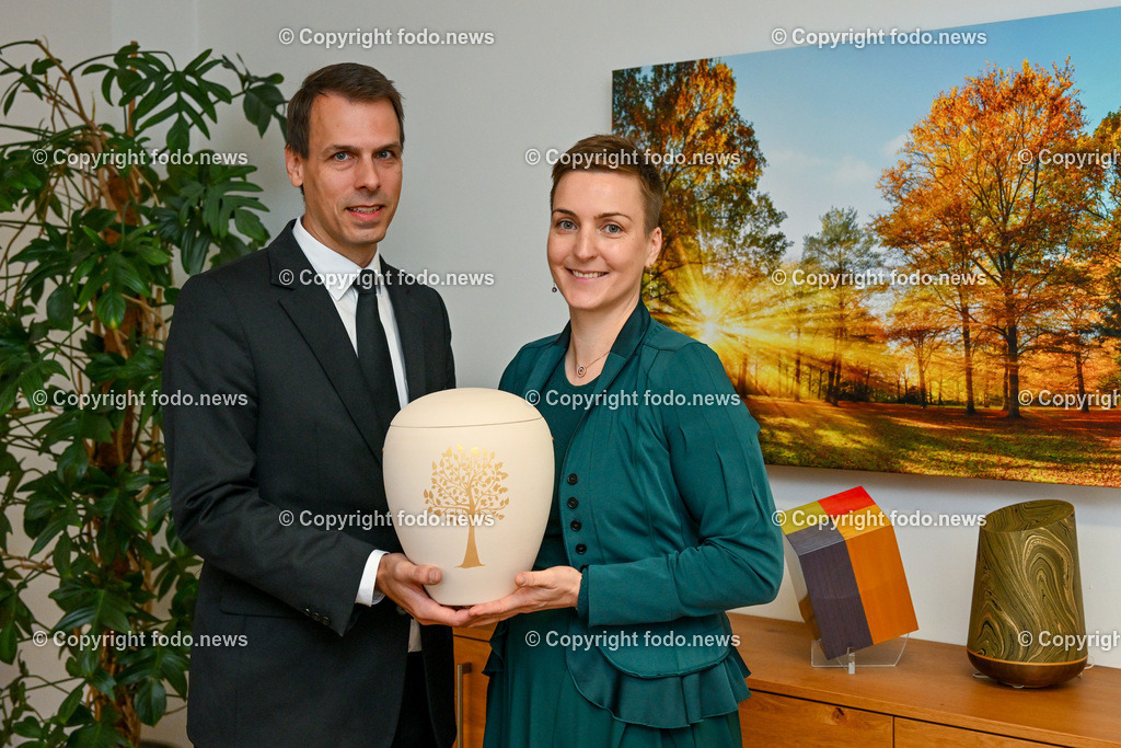 Dobretsberger Bestattung_ 16.10.2023-2 | 16.10.2023, Linz, AUT, Bestattung Dobretsberger, im Bild Martin und Julia Dobretsberger