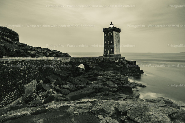 Alter Leuchtturm an der bretonischen Küste | Monochrome Küstenaufnahme eines alten Leuchtturms an der felsigen Küste der Bretagne. Die raue Felslandschaft, das weiche Wasser und die reduzierte Farbwirkung verleihen dem Bild eine stille, zeitlose und maritime Stimmung. - Realisiert mit Pictrs.com
