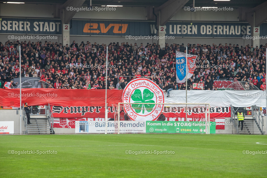 Choreographie der RWO Fans | 11.10.2025, Fußball, Niederrheinpokal, Rot-Weiß Oberhausen - Rot-Weiss Essen: Choreo der RWO Fans  - Realisiert mit Pictrs.com