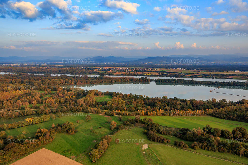 Luftbild: Baggersee am Rhein von Sables et Graviers Willersinn S.a.r.l. in Fort-Louis im Bundesland Bas-Rhin in Frankreich. – Foto: IMG_074365.jpg vom 04.10.2014 durch Werner Riehm/FLY-FOTO.de – Auflösung des Originals: 5472 x 3648 px – Baustoffe & nachhaltige Lösungen | Holcim