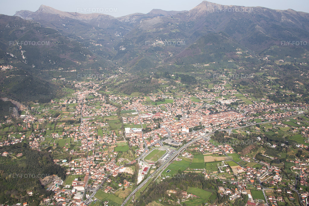 Aerial view: View of the town in Camaiore in the state Tuscany, Italy. – Photo: IMG_086949.jpg taken on 04/03/2016 by Werner Riehm/FLY-FOTO.com – Resolution of the original: 5252 x 3502 px
