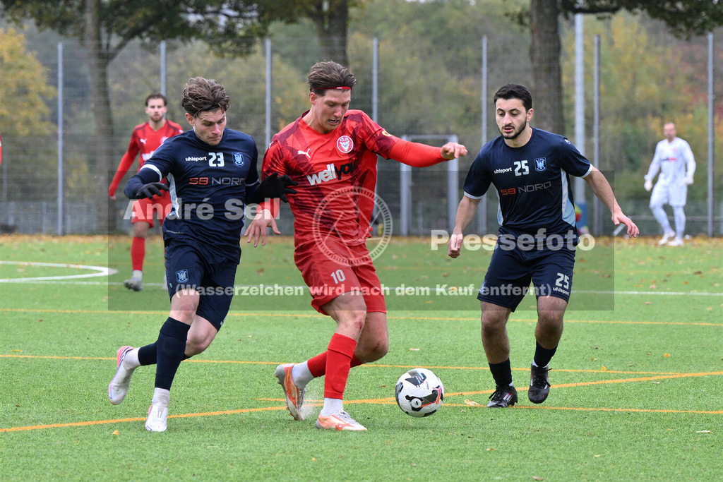 FC Kilia Kiel vs SC Rapid Lübeck | Jan Matti Seidel (Kilia #10) vs Ivan Taritas (Rapid #23) &amp; Hakob Avetisyan (Rapid #25) / Fußball-Oberliga Männer 2026/2027 / FC Kilia Kiel vs SC Rapid Lübeck / Kilia Sportplatz / Kiel / 24.10.26 - Realisiert mit Pictrs.com