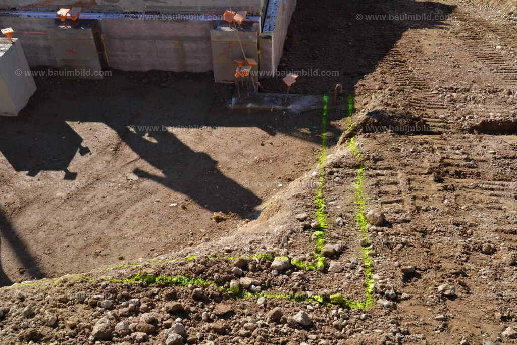 Markierung Aushub | Schotterboden mit markiertem Grabenaushub