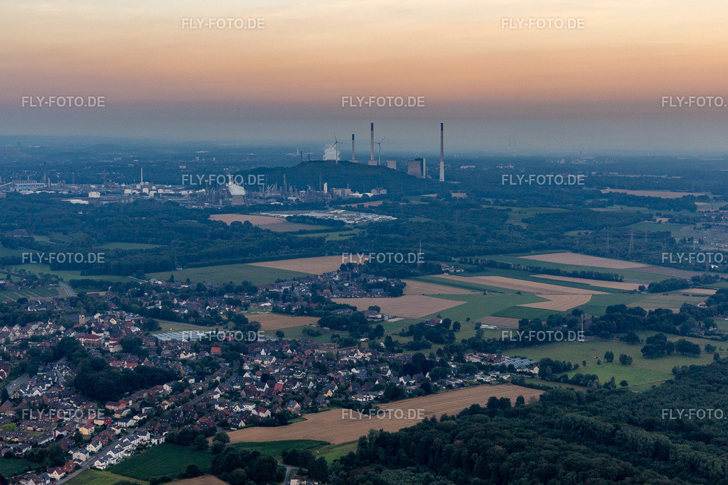 Ruhr Oel GmbH, Windpark Halde Oberscholven, Uniper Kraftwerke | Luftbild: Ruhr Oel GmbH, Windpark Halde Oberscholven, Uniper Kraftwerke im Ortsteil Scholven in Gelsenkirchen im Bundesland Nordrhein-Westfalen in Deutschland. Foto: IMG_008316.jpg vom 19.07.2020 durch Werner Riehm/FLY-FOTO.de - Realisiert mit Pictrs.com