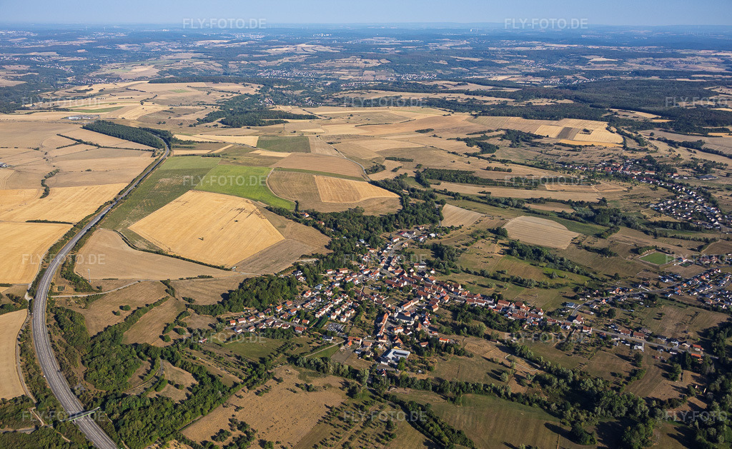 Luftbild: Ortsansicht von Südosten in Rimling im Bundesland Moselle in Frankreich. – Foto: IMG_158580.jpg vom 14.08.2026 durch Werner Riehm/FLY-FOTO.de – Auflösung des Originals: 5962 x 3664 px