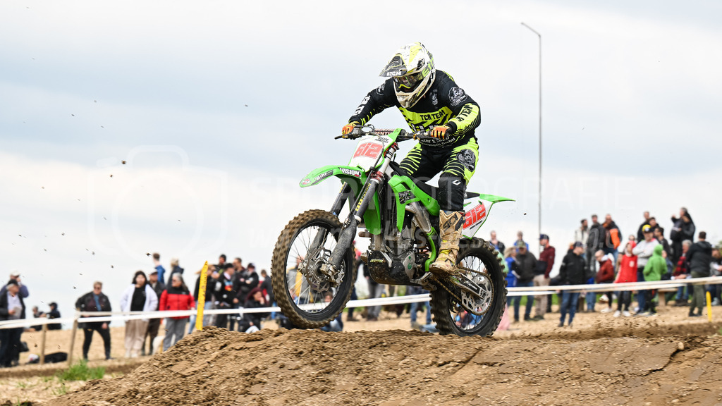 Motocross Schlatt bei Winterthur - 30. April 2023 | #612 Freitas Fernandes Helder Filipe aus Jona (CH) auf Kawasaki in der Kategorie Senioren am Motocross Schlatt bei Winterthur, 30. April 2023. 
Instagram: @mx_schlatt | @mc_wila | @sam_schweiz
Bild: Sportfotografie Markus Aeschimann | www.markus-aeschimann.ch - Realisiert mit Pictrs.com