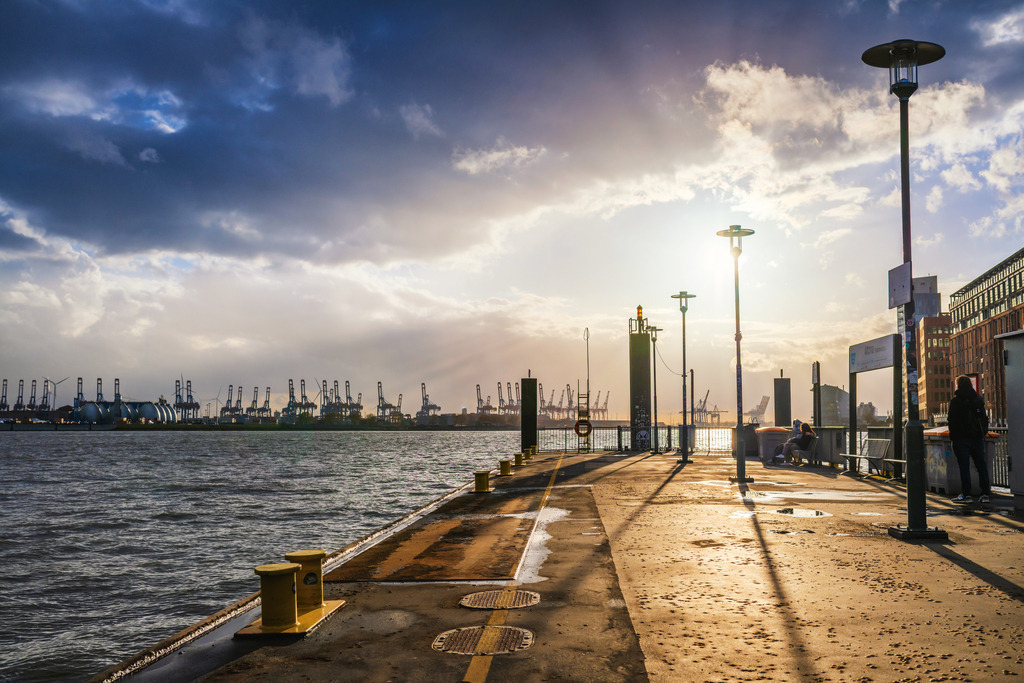 10230310 - Abendlicht am Fähranleger | Beeindruckende maritime Lichtstimmung am Fischmarkt Fähranleger in Hamburg-Altona.