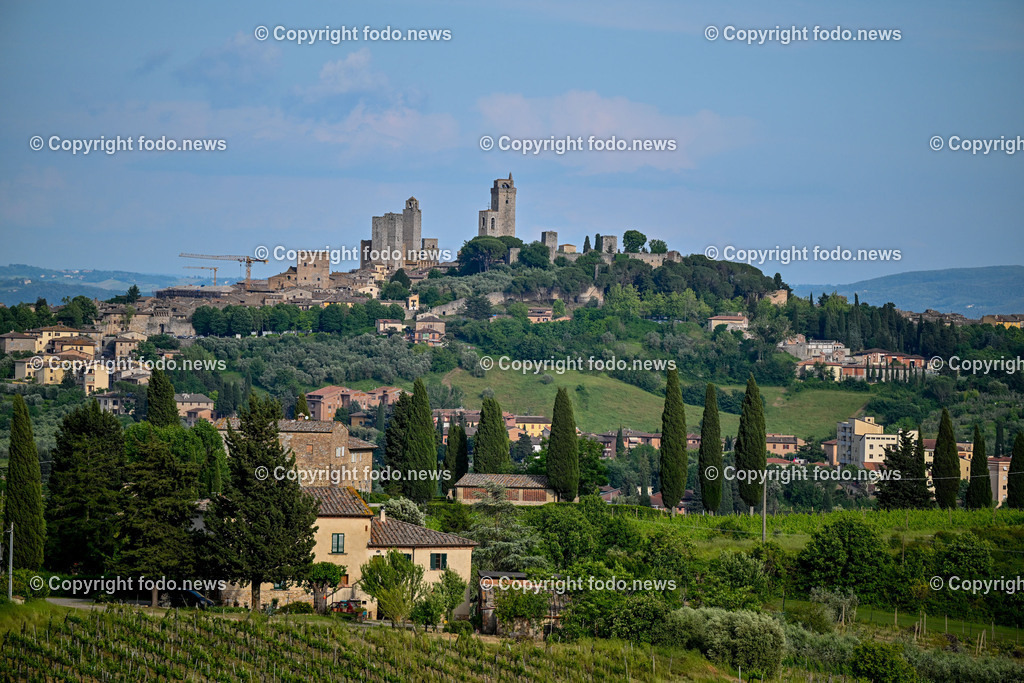 Italien_ Toskana_ San Gimignanao_ 26.05.2024-6 | 26.05.2024, Italien, ITA, Toskana, San Gimignano im Bild Stadtansichten Gebäude, Architektur, Touristen, Historisch, Ansichten der berühmten Stadt San Gimignano in der Toskana-Italien - View of the famous town San Gimignano in Tuscany-Italy


San Gimignano ist eine italienische Kleinstadt in der Toskana mit einem mittelalterlichen Stadtkern. San Gimignano wird auch die Stadt der Türme genannt. Die Stadt liegt in der Provinz Siena. Sie gehört neben Florenz, Siena und Pisa zu den von Touristen meist besuchten Zielen in der Toskana.
