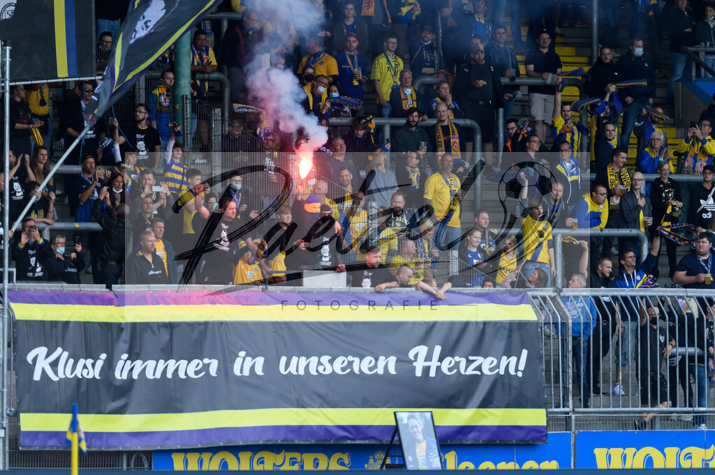 EBSTSV20210828_002 | Fussball, Herren: . Fans von Eintracht Braunschweig mit Pyrotechnik beim Spiel der 3. Liga zwischen Eintracht Braunschweig und TSV 1860 Muenchen im Eintracht-Stadion am 28.08.2021 in Braunschweig, Deutschland.DFB / DFL REGULATIONS PROHIBIT ANY USE OF PHOTOGRAPHS AS IMAGE SEQUENCES AND/OR QUASI-VIDEO. - Realisiert mit Pictrs.com