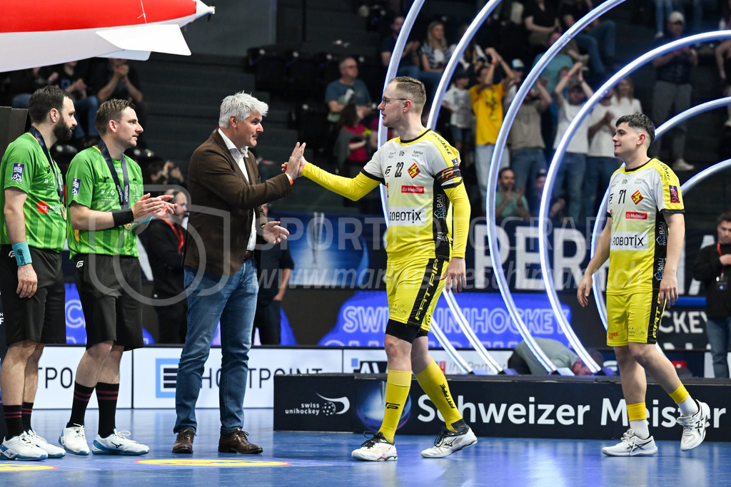Zug United - HC Rychenberg - 25. April 2026 | Michel Wöcke (#22 HC Rychenberg Winterthur) und Marco Eyer (#71 HC Rychenberg Winterthur) schreiten zur Verleihung der Goldmedallien am L-UPL Superfinal-Spiel zwischen Zug United und HC Rychenberg am 25. April 2026 in der BCF Arena, Fribourg, Schweiz.Bild: Sportfotografie Markus Aeschimann | www.markus-aeschimann.ch - Realized with Pictrs.com