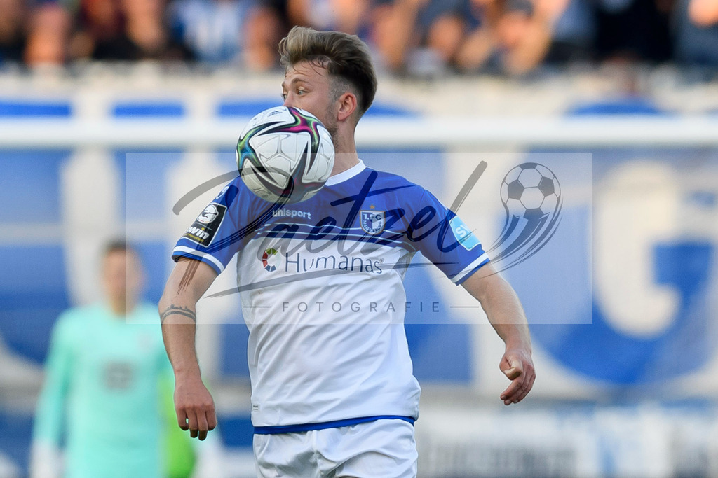 FCMFCK20210904_157 | Fussball, Herren: Connor Krempicki (1. FC Magdeburg) in Aktion, am Ball, Einzelaktion beim Spiel der 3. Liga zwischen 1. FC Magdeburg und 1. FC Kaiserslautern in der MDCC-Arena am 04.09.2021 in Magdeburg, Deutschland.DFB / DFL REGULATIONS PROHIBIT ANY USE OF PHOTOGRAPHS AS IMAGE SEQUENCES AND/OR QUASI-VIDEO. - Realisiert mit Pictrs.com