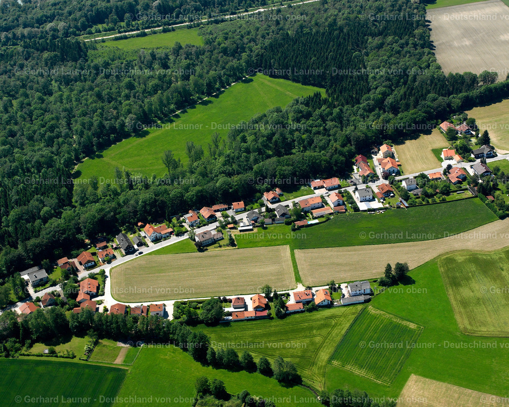 2600388 | HAIMING 09.06.2006 Landwirtschaftliche Nutzflächen und Feldgrenzen  umsäumen das Siedlungsgebiet des Dorfes in Haiming im Bundesland Bayern, Deutschland // Agricultural land and field boundaries surround the settlement area of the village  in Haiming in the state Bavaria, Germany Foto: Gerhard Launer