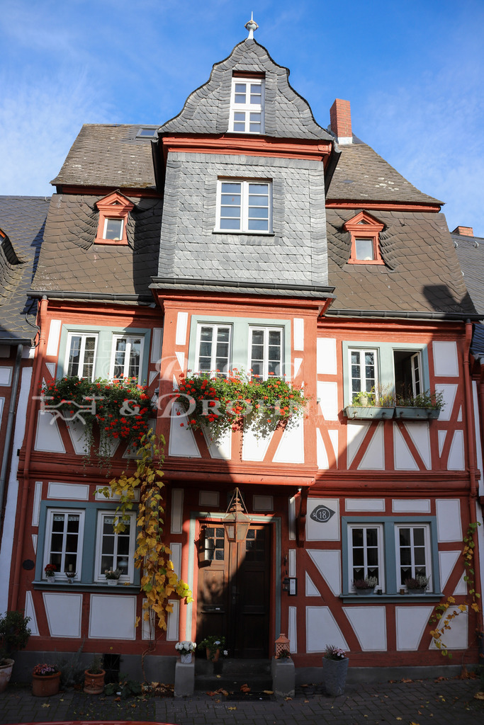 Osterspai-4565 | Osterspai ist ein kleiner Weinort auf der rechten Rheinseite zwischen Filsen und Braubach. Es gibt hier viele schöne und liebevoll restaurierte Fachwerkgebäude, der Ort bietet einiges an Fotomotiven. - Realisiert mit Pictrs.com