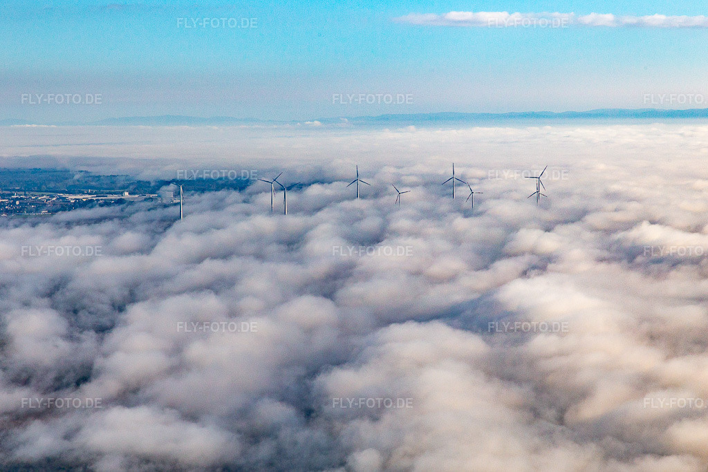 Luftbild: Rotoren des Windparks bei Offenbach ragen über die tiefen Wolken in Offenbach an der Queich im Bundesland Rheinland-Pfalz in Deutschland. Foto: IMG_143435.jpg vom 29.09.2024 durch Werner Riehm/FLY-FOTO.de