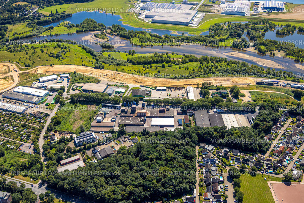 Wesel240802205 | Luftbild, Gewerbegebiet Am Lippeglacis mit Mineralmahlwerk C. Welsch GmbH, am Lippemündungsraum mit Baustelle, Fluss Lippe und Naturschutzgebiet NSG, Wesel, Ruhrgebiet, Niederrhein, Nordrhein-Westfalen, Deutschland