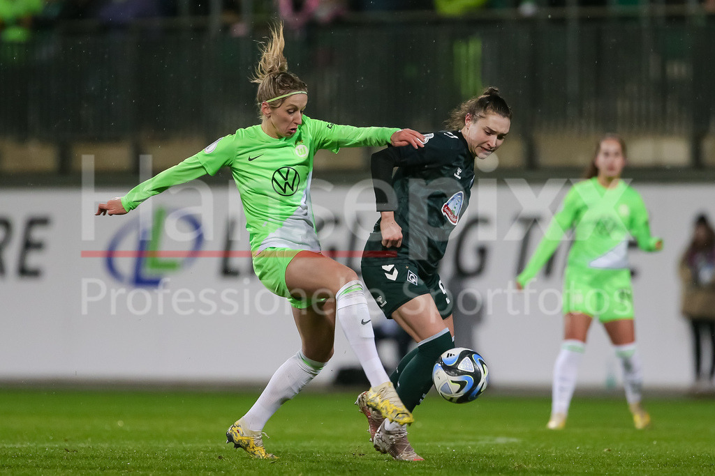 Fussball, DFB-Pokal Frauen, VfL Wolfsburg - SV Werder Bremen | v.li.: Kathrin Hendrich (Kathy, VfL Wolfsburg, 4) und Sophie Weidauer (SV Werder Bremen, 9) im Zweikampf, Duell, Dynamik, Aktion, Action, Spielszene, DIE DFB-RICHTLINIEN UNTERSAGEN JEGLICHE NUTZUNG VON FOTOS ALS SEQUENZBILDER UND/ODER VIDEOÄHNLICHE FOTOSTRECKEN. DFB REGULATIONS PROHIBIT ANY USE OF PHOTOGRAPHS AS IMAGE SEQUENCES AND/OR QUASI-VIDEO.