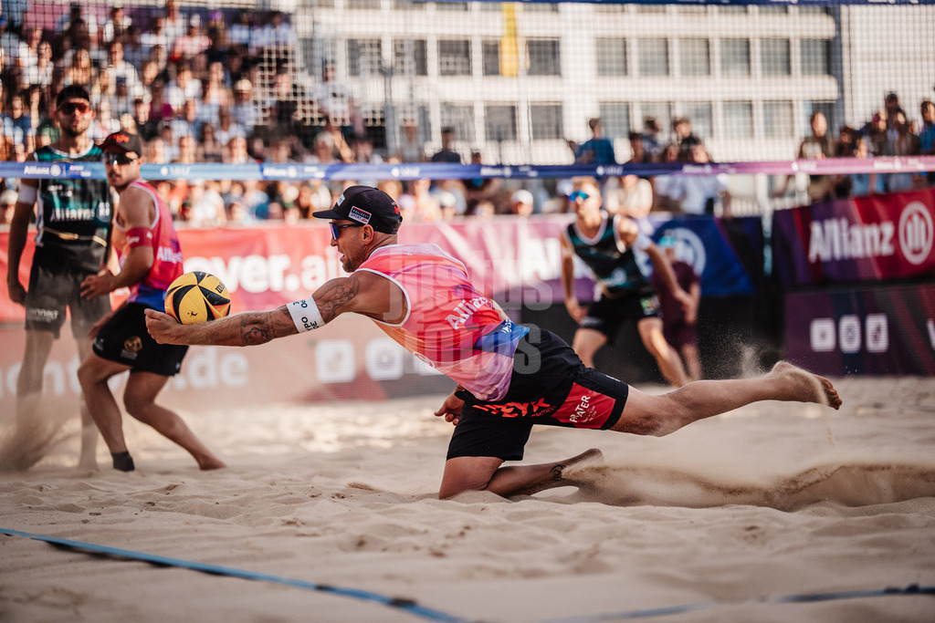 Beachvolleyball | Männer | Allianz German Beach Tour 2025 | Tourstop Berlin | 17.08.2025 | Alexander Horst springt zum Ball