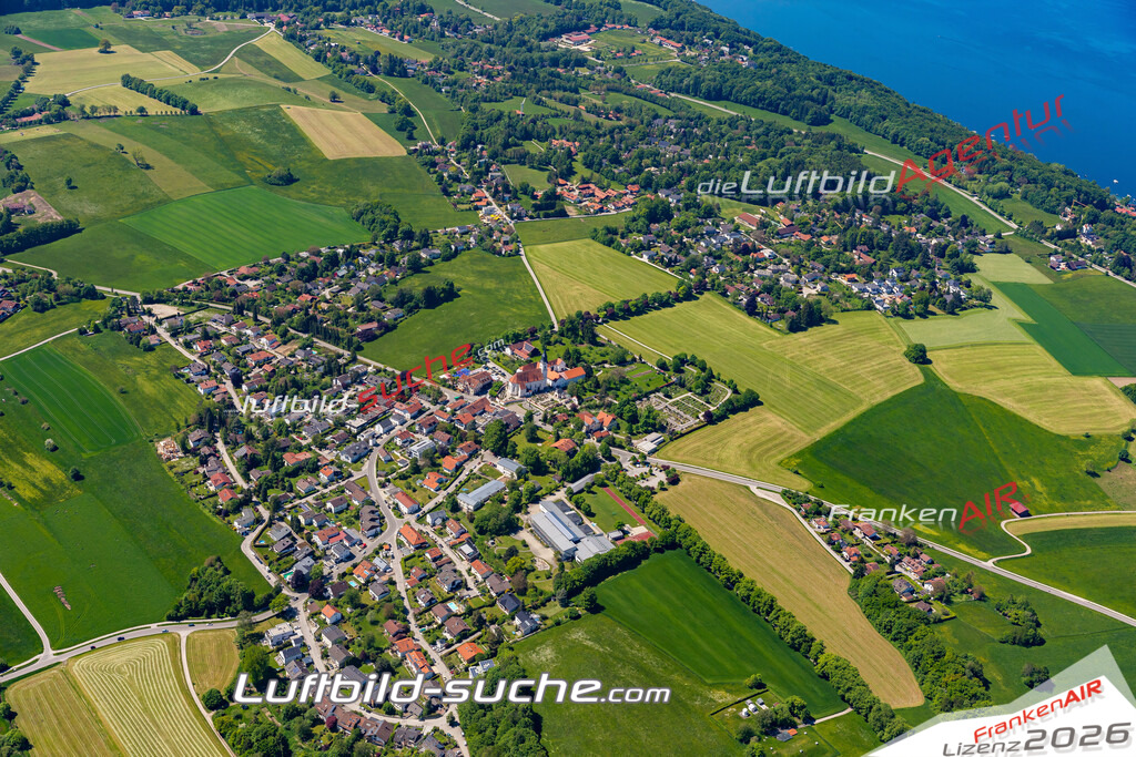 Aktuelles Luftbild von Aufkirchen Berg - Die Luftaufnahme wurde 2021 mittels UL-Flugzeug erstellt ( keine Drohne ) - hochauflösende Kamera-Systeme von  Canon -Beste Qualität - Für grossformatige Ausdrucke geeignet. Die Geschenkidee !