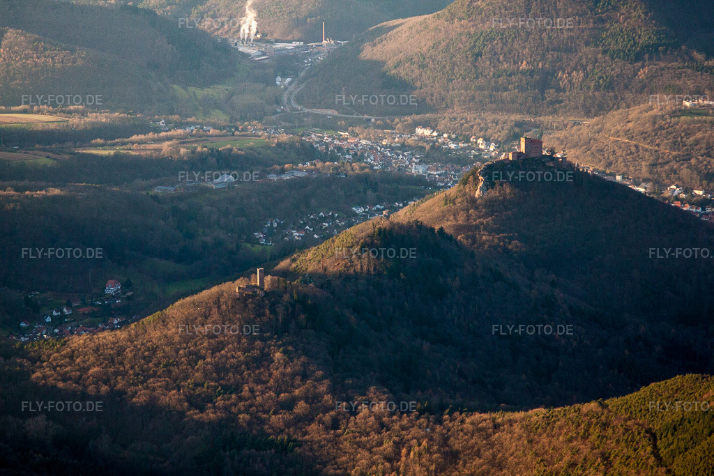 Luftbild: Vom Wald umgebende Burganlage der Reichsburg Trifels in Annweiler am Trifels im Bundesland Rheinland-Pfalz in Deutschland. Foto: IMG_61445.jpg vom 15.12.2013 durch Werner Riehm/FLY-FOTO.de