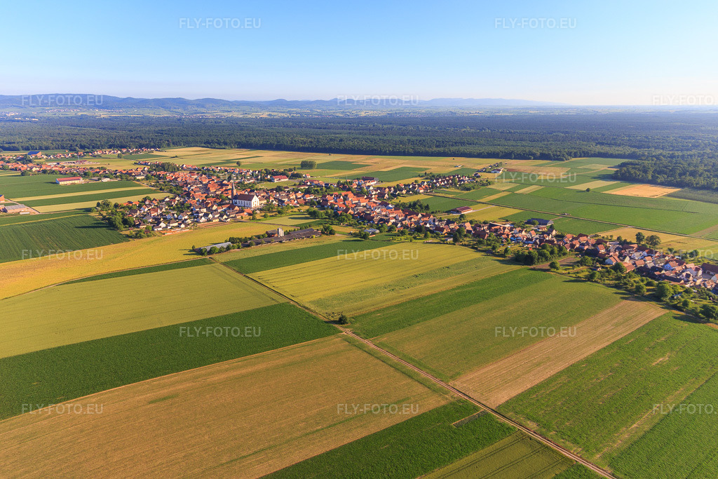 Vue aérienne: Vue de la ville depuis le nord-ouest à Schleithal dans le département Bas Rhin, France – .Photo: IMG_100962.jpg prise le 17/06/2017 par Werner Riehm/FLY-FOTO.eu – Résolution de l'original: 5472 x 3648 px