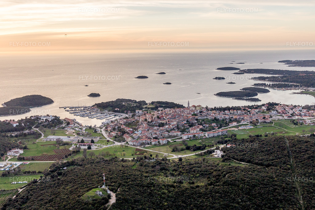 Aerial view: View of the town in Vrsar in the state Gespanschaft Istrien, Croatia. – Photo: IMG_106465.jpg taken on 04/14/2018 by Werner Riehm/FLY-FOTO.com – Resolution of the original: 5472 x 3648 px