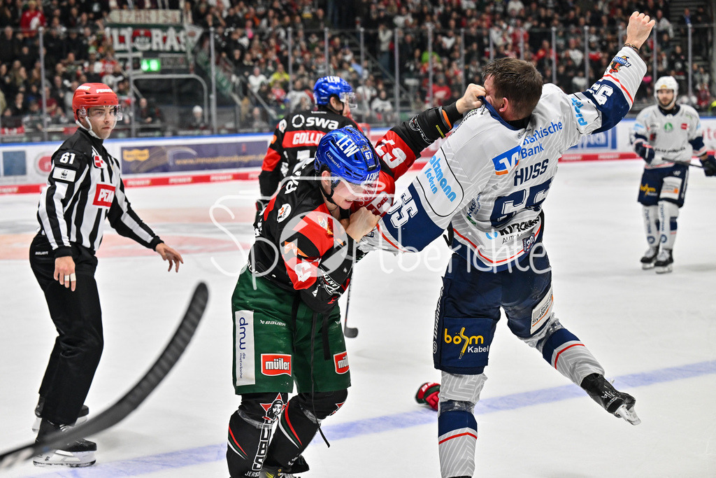 Augsburger Panther - Iserlohn Roosters | Kampf zwischen Johannes HUSS (Iserlohn Roosters 55) und Florian ELIAS (Augsburger Panther #67) / Faustkampf / fliegende Faeuste / Fight / DEL: Augsburger Panther - Iserlohn Roosters, Curt Frenzel Stadion am 17.11.2024