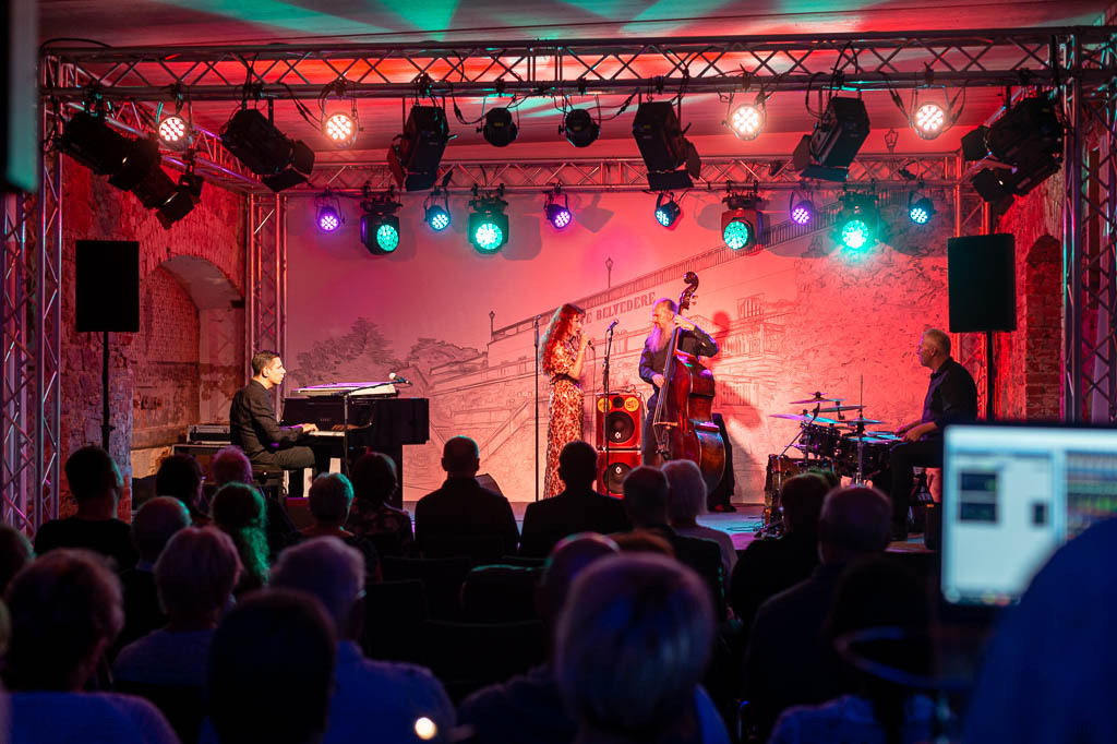 Maria Markesini Konzert | Maria Markesini meets Klazz Brothers im Forte Belvedere Leisnig zum Festival Hallo Leisnig 2022. - Realisiert mit Pictrs.com