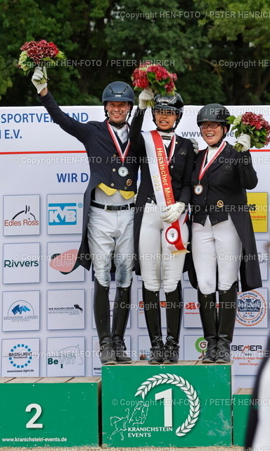 HM Reitsport Darmstadt-Kranichstein | 20.07.2025 Reitsport Pferdesport Reiten Hessische Meisterschaften 2025 Hofgut Kranichstein hier Siegerehrung nach Gesamtwertung 1 und 2 Dressurprüfung Kl. S*** Kandare v. li. Platz 2 Thomas WAGNER RSG Bad Homburger Kronen Platz 1 Hessische Meisterin Jula MAYER RFV Modautal Platz 3 Birgitt BALZER Pfungstädter PfSpG (Foto: Peter Henrich) - Realisiert mit Pictrs.com