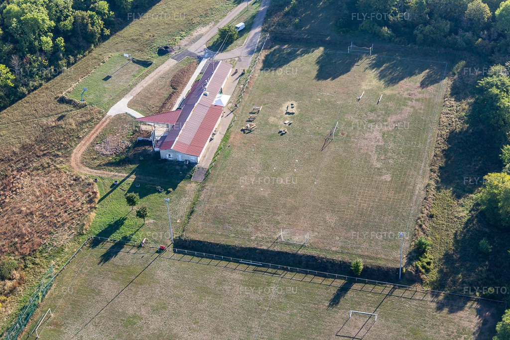 Vue aérienne: Terrain de football à Amance dans le département Meurthe et Moselle, France. Photo: IMG_118164.jpg prise le 15/09/2019 par Werner Riehm/FLY-FOTO.eu – Résolution de l'original: 5472 x 3648 px
