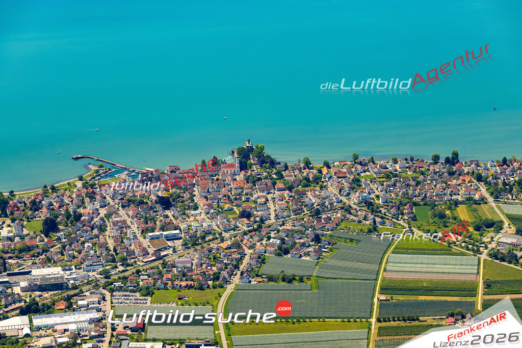 Das Luftbild zeigt :  Langenargen - Die Luftaufnahme wurde 2024 vom UL-Flugzeug aus erstellt ( keine Drohne ) - Hochauflösende Luftaufnahme - Für grossformatige Ausdrucke geeignet. Die Geschenkidee !Mit Lizenz und Bildrechte bestellbar