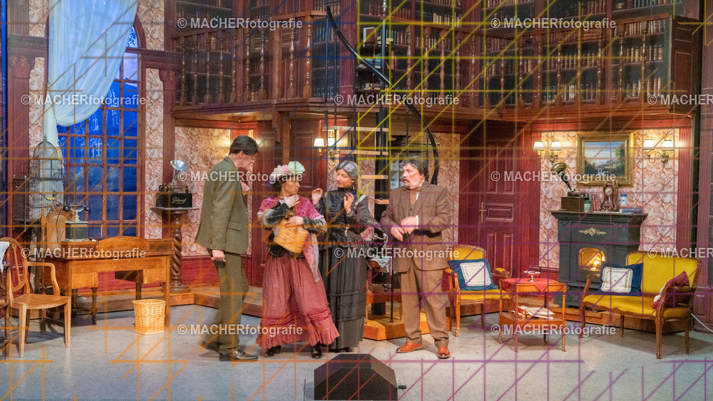 141_MFL-2025 | Portraitbilder von Regisseur; Darsteller; Techniker; Maske; Kostüme; Chor; Musiker; Bilderserie der Generalprobe und der Premierenvorstellung, Szenenbilder; Ausdrucksstudien; Bühnenüberblick; Bühnenkulissen; Pressefotos inkl. Redaktionsfoto Darstellergruppe.