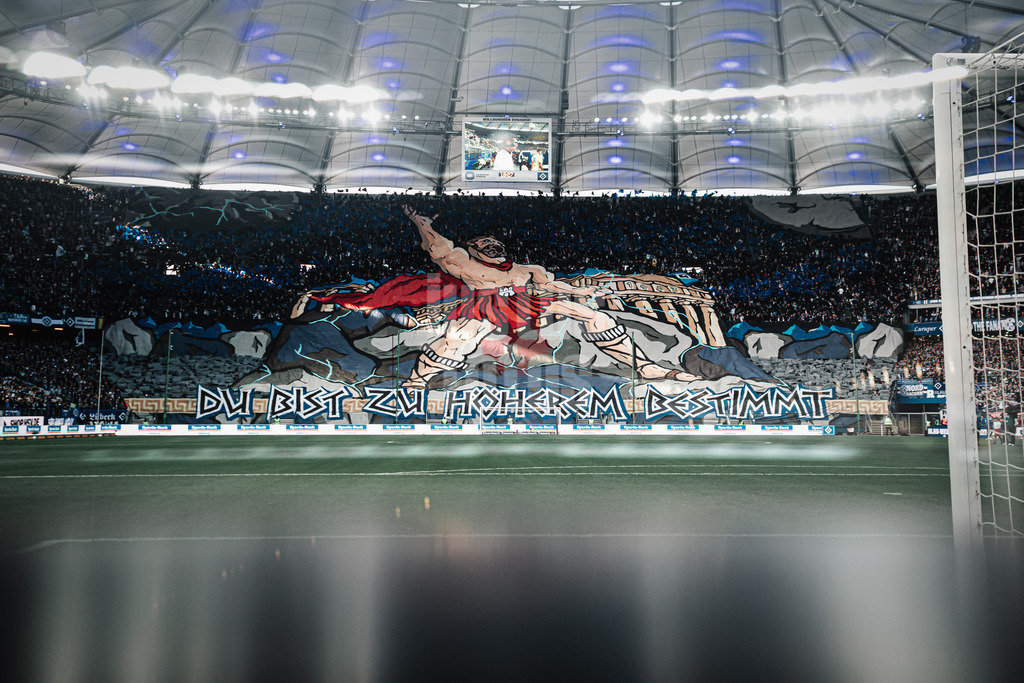 Fußball | Männer | Saison 2024/2025 | 2. Fußball-Bundesliga | 29. Spieltag | Hamburger SV vs. Eintracht Braunschweig | 11.04.2025 | Choreo der Nordtribüne vom HSV riesiges Banner Transparent mit der Aufschrift Du Bist Zu Höherem Bestimmt Griechische Mythologie