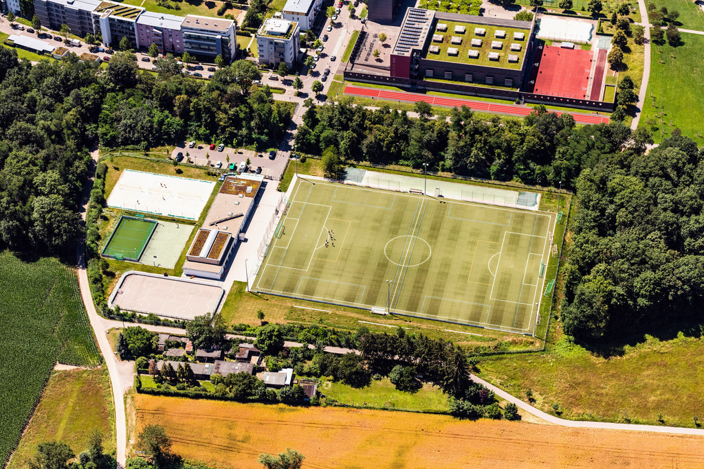 dr__dsc4336.jpg | FREIBURG IM BREISGAU 20.06.2018 Sportplatz- Fussballplatz " des Sport vor Ort Rieselfeld e.V.und die Sepp-Glaser-Sporthalle " in Freiburg im Breisgau im Bundesland Baden-Württemberg, Deutschland. // Sports grounds and football pitch " of Sport vor Ort Rieselfeld e.V.und die Sepp-Glaser-Sporthalle " in Freiburg im Breisgau in the state Baden-Wurttemberg, Germany. Foto: Daniel Reiter