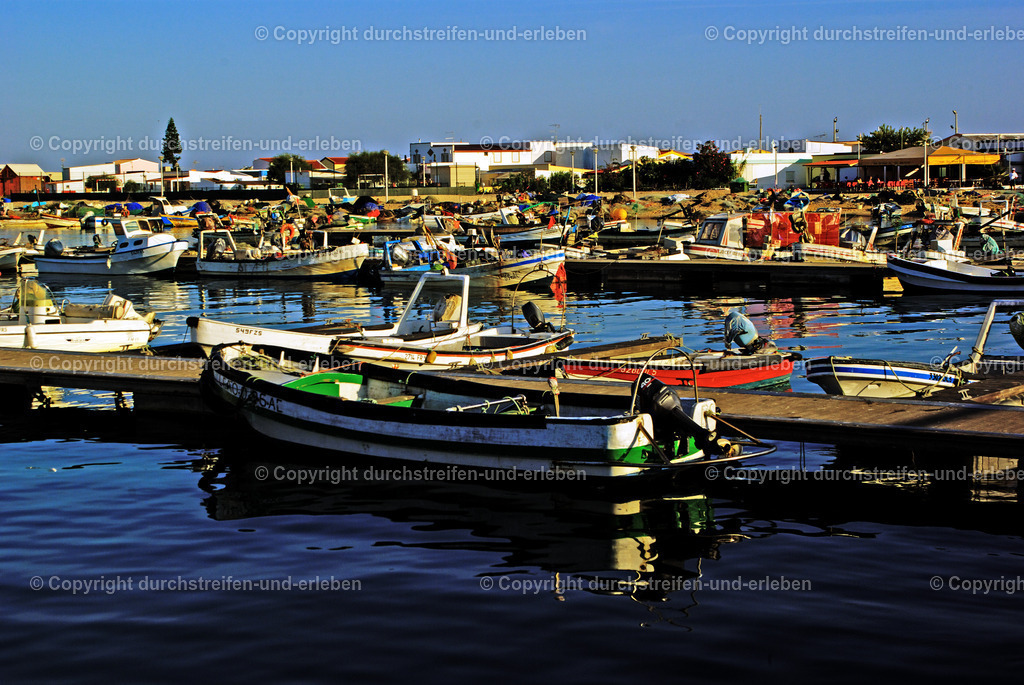 Fischerboote und Motorboote am Kai im Hafen der Ilha da Culatra, Algarve | Fischerboote und Motorboote am Kai im Hafen der Ilha da Culatra, Algarve - Realisiert mit Pictrs.com