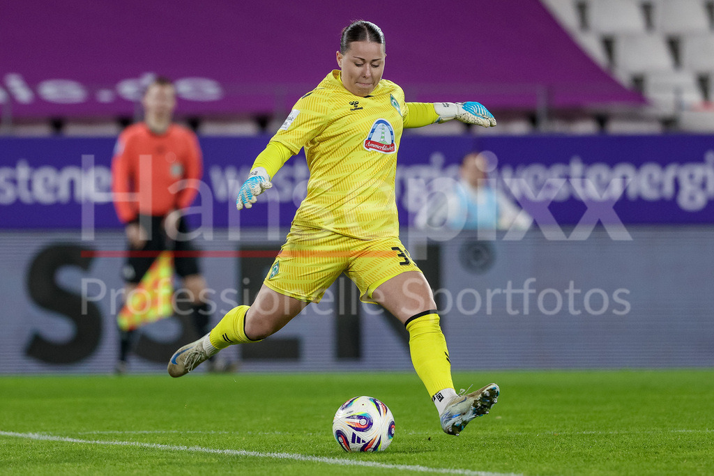 Fussball, Google Pixel Frauen-Bundesliga, SGS Essen - SV Werder Bremen | Mariella El Sherif (Torhüterin, Torwart, SV Werder Bremen, 39) am Ball, Freisteller, Einzelbild, Ganzkörper, Aktion, Action, Spielszene, DIE DFB-RICHTLINIEN UNTERSAGEN JEGLICHE NUTZUNG VON FOTOS ALS SEQUENZBILDER UND/ODER VIDEOÄHNLICHE FOTOSTRECKEN. DFB REGULATIONS PROHIBIT ANY USE OF PHOTOGRAPHS AS IMAGE SEQUENCES AND/OR QUASI-VIDEO.