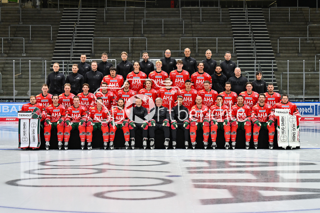 Augsburger Panther 2025/26 | Mannschaftsfoto der Augsburger Panther der Saison 2025/26 Vordere Reihe von links:Michael Garteig, Thomas Schemitsch, Cody Kunyk, T.J. Trevelyan, Anthony Louis, Assistenztrainer Thomas Dolak, Cheftrainer Bill Peters, Torwarttrainer Dennis Endras, Maximilian Renner, Ryan Button, Madison Bowey, Alexandre Grenier, Peyton Jones Zweite Reihe von links:Moritz Elias, Florian Elias, Kyle Mayhew, D.J. Busdeker, Joseph Cramarossa, Tim Wohlgemuth, Moritz Wirth, Fabrizio Pilu, Alexander Blank, Riley Damiani, Enrico Henriquez, Luco Tosto Dritte Reihe von links:Teammanager Markus Keller, Athletiktrainer Adrian Schelenz, Skills &amp; Video Coach Mika Wendell, Lasse Dietzschold, Christian Hanke, Sebastian Zwickl, Liron Pellizzari, Leon van der Linde, Betreuer Myles Holloway, Betreuer Marco Nachrichter, Zahnärztin Dr. Roswitha Merk Obere Reihe von links:Physiotherapeut Oliver Rönsch, Physiotherapeut Sebastian Lindermayr, Physiotherapeut Samuel Sepp, Physiotherapeut Ferdinand Merckx, Physiotherapeut Alexander Ablaß, Sportmediziner Dr. Jens-Ulrich Otto, Sportmediziner Dr. Karsten Bogner, Allgemeinmediziner Dr. Karl Golczyk / Media Day Augsburger Panther: Curt-Frenzel Stadion am 06.08.2025