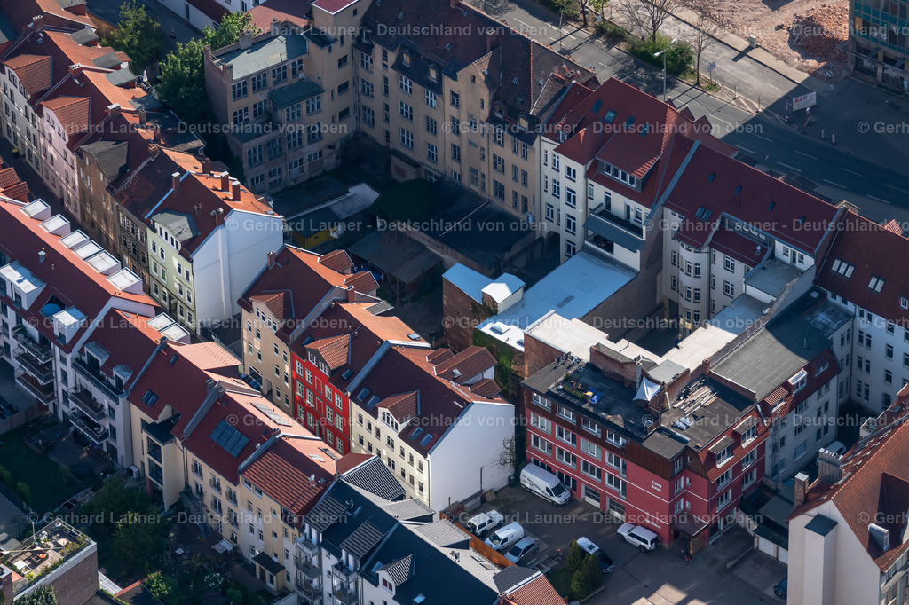 4025866 | ERFURT 06.05.2020 Wohngebiet einer Mehrfamilienhaussiedlung mit Blick auf das Hotelgebäude der "Pension Neuerbe" am Neuerbe im Ortsteil Altstadt in Erfurt im Bundesland Thüringen, Deutschland. Weiterführende Informationen bei: Pension Neuerbe. // Residential area of a multi-family house settlement on Neuerbe in the district Altstadt in Erfurt in the state Thuringia, Germany. Further information at: Pension Neuerbe. Foto: Gerhard Launer