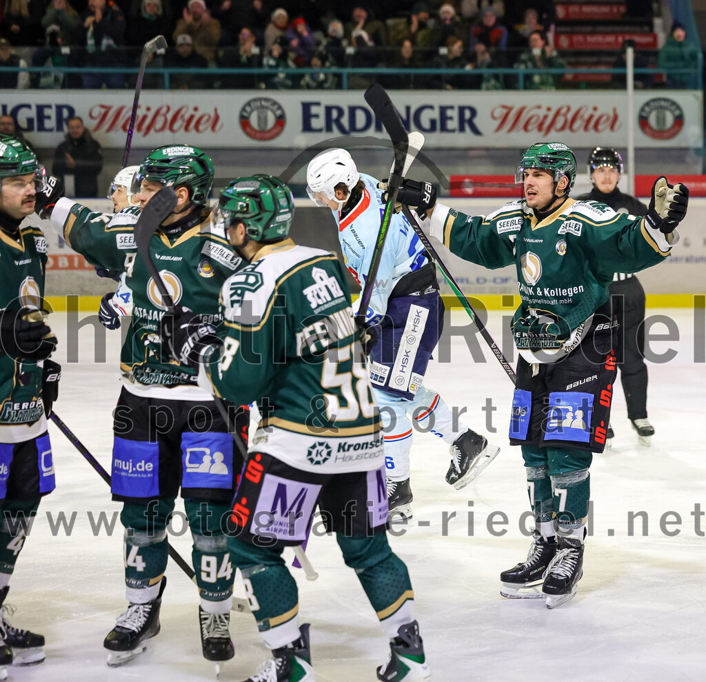 2025-12-23_125_TSV_Erding_gegen_Heilbronner_Falken | Erding, Deutschland, 23.12.2025:Eishockey, Oberliga Süd 2025 / 2026, 29. Spieltag, TSV Erding gegen Heilbronner Falken, Endergebnis: 5:4Marco Pfleger (Erding Gladiators, #47), Markus Eberhardt (Erding Gladiators, #94), Paul Pfenninger (Erding Gladiators, #58), Louis Trattner (Erding Gladiators, #7)Foto: Christian Riedel / fotografie-riedel.net