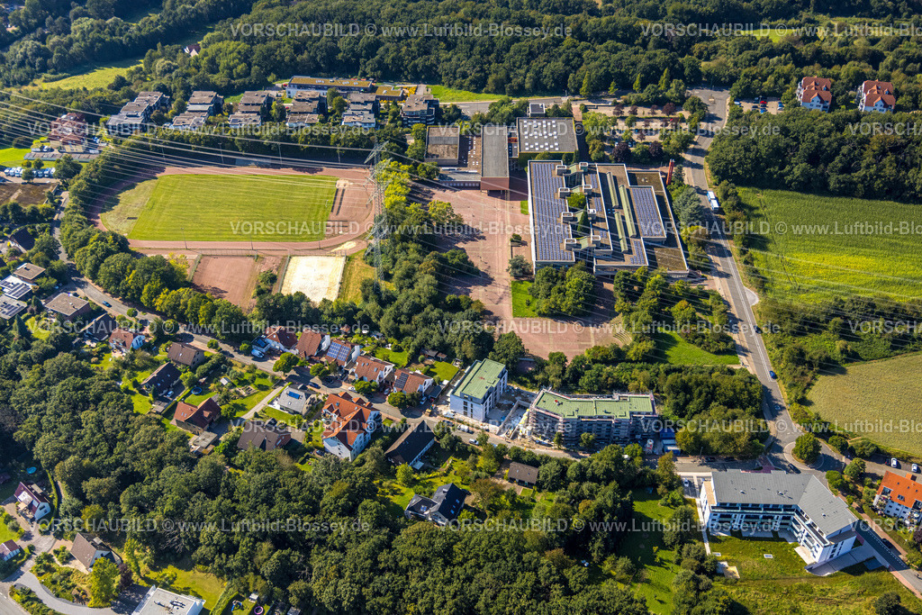 Hattingen240810011 | Luftbild, Gymnasium mit Solardach, Schulzentrum und Sportzentrum Holthausen mit Sportplatz, umgeben von Wohnsiedlungen, Holthausen West Baustelle mit Neubau am Halweg, Holthausen, Hattingen, Ruhrgebiet, Nordrhein-Westfalen, Deutschland