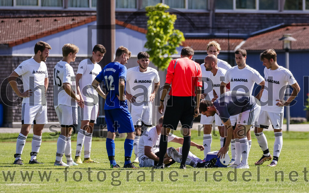 2023-09-02_048_SG_Markt_Schwaben_gegen_TSV_Hohenbrunn | Markt Schwaben, Deutschland, 02.09.2023:
Fußball, Kreisklasse 2023 / 2024, 3. Spieltag, (SG) Markt Schwaben gegen TSV Hohenbrunn, Endergebnis: 2:0

Noah Kümmel (SG Markt Schwaben, #15), Daniel Keber (TSV Hohenbrunn, #12), Fabrizio Brandes (SG Markt Schwaben, #10), Schiedsrichter Sascha Achilles, Jannis Giannantonio-Tillmann (SG Markt Schwaben, #2), Florian Niederdorf (SG Markt Schwaben, #8)

Foto: Christian Riedel / fotografie-riedel.net