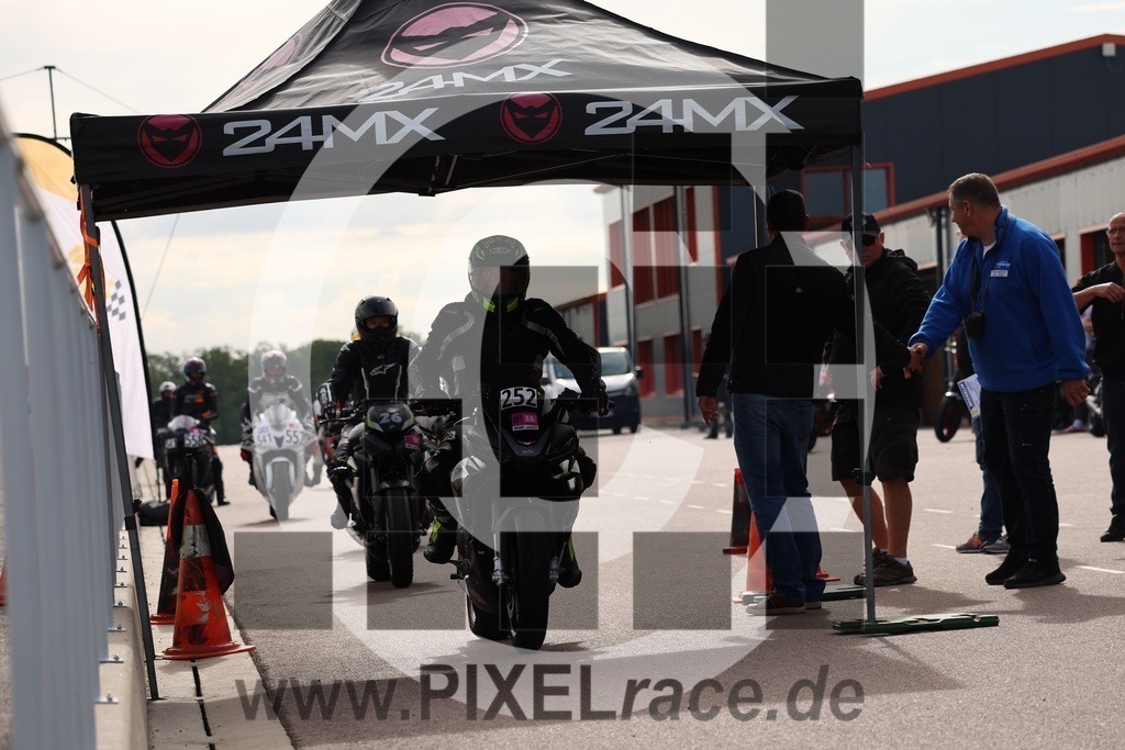 0252-20260606_00089 | Schöne Erinnerungen an spannende Momente - das festzuhalten ist unser Job. PIXELrace.de ist seit 2003 auf den Rennstrecken Europas unterwegs um die Action draußen beim Fahren und die wunderbare Stimmung imm Fahrerlager für euch einzufangen.