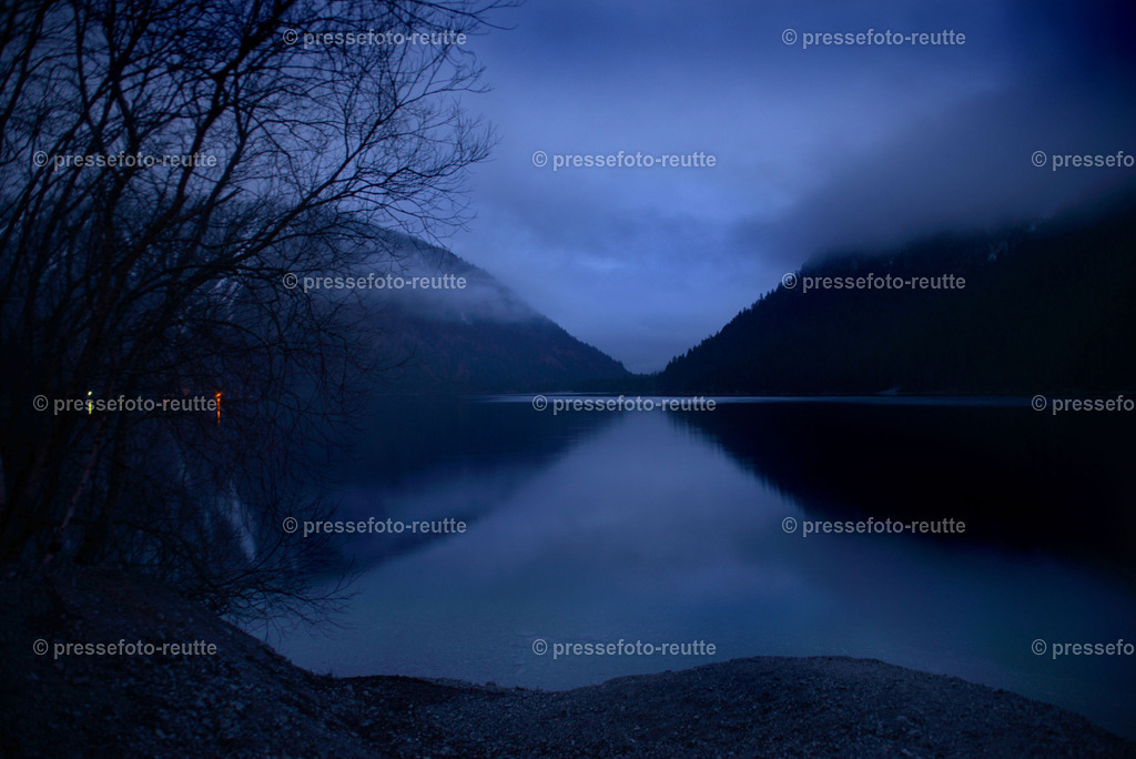 welltvi-plansee-Morgen-Stimmung-trueb-11012020-WTV_0564 | Info aus dem Bezirk Reutte/Ausserfern Tirol sowie eine umfangreiche Bilddatenbank über die gesamte Region: Lechtal, Talkessel Reutte, Tannheimertal, Zwischentoren. Lech, Plansee, Zugspitze, Grenztunnel, B179, Fernpassstraße, Verkehr, Lawinen, Tradition, - Realisiert mit Pictrs.com