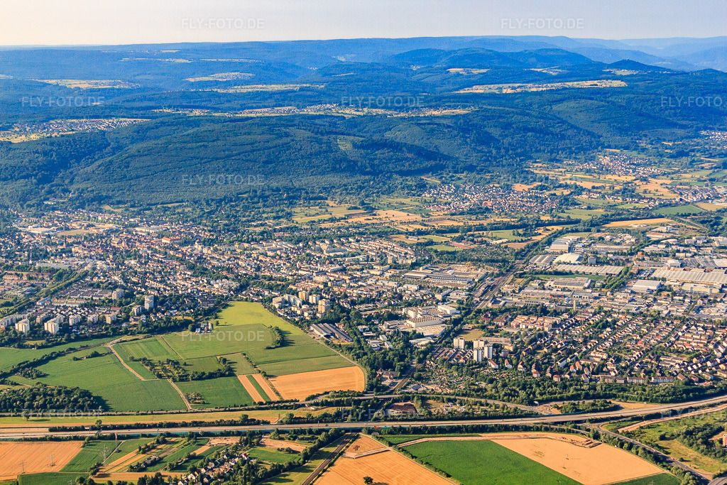 Luftbild: Ortsteil West jenseits der A5 mit Ausfahrt Karlsruhe Süd in Ettlingen im Bundesland Baden-Württemberg in Deutschland. Foto: IMG_69845.jpg vom 06.07.2014 durch Werner Riehm/FLY-FOTO.deAuflösung des Originals: 4752 x 3168 px