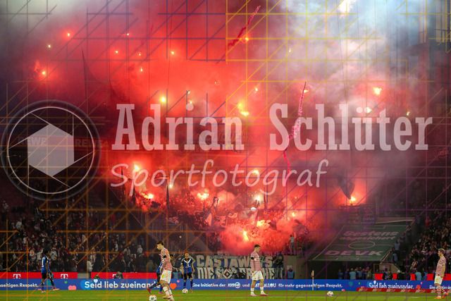 1. FC Köln vs Hamburger SV - 1. Bundesliga  | Köln, Deutschland, 02.11.25:   die Fans vom Hamburger SV zünden Pyrotechnik waehrend des Spiels der Bundesliga zwischen  1. FC Köln vs Hamburger SV in der RheinEnergieStadion(Foto von Brauer-Fotoagentur / Adrian Schlueter)